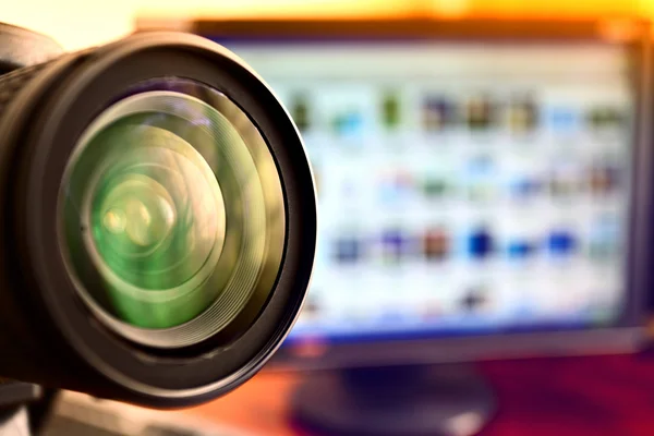 Lens kamera ve bilgisayar monitörü