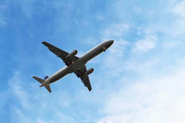 Avião no céu azul — Fotografia de Stock