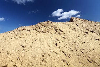 Kum tepesi ve mavi gökyüzü