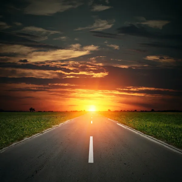 Estrada de asfalto para o horizonte e pôr do sol — Fotografia de Stock