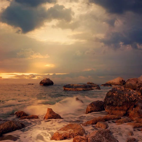 Морской пейзаж на восходе солнца — стоковое фото