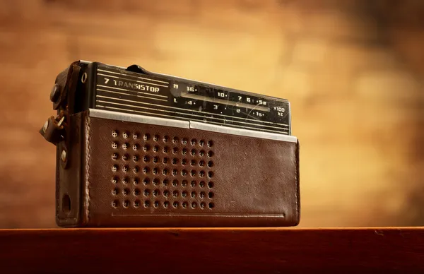 Radio retro sobre fondo de pared — Foto de Stock