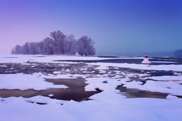 Zima rzeki z krakingu lód — Zdjęcie stockowe