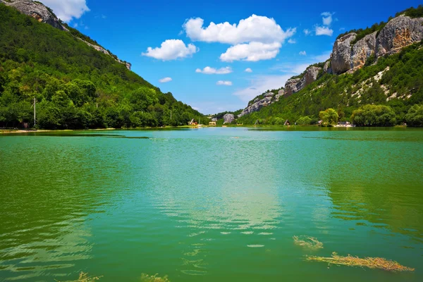 Lake and blue sky with clouds between the mountains — Stock Photo, Image