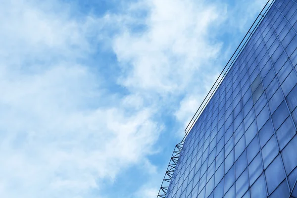 Edificio moderno y cielo azul — Foto de Stock