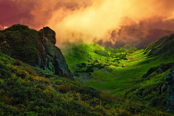 soyut taş dev ve sis içinde dağ Vadisi