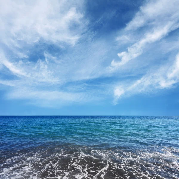 L'eau de mer bleue et de beaux nuages — Photo