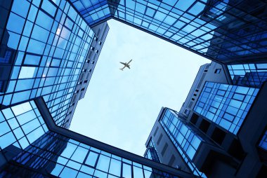 bir çerçeve ve gök ofis binaları