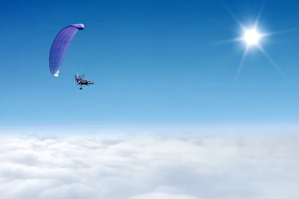 Paragliding above the clouds — Stock Photo, Image