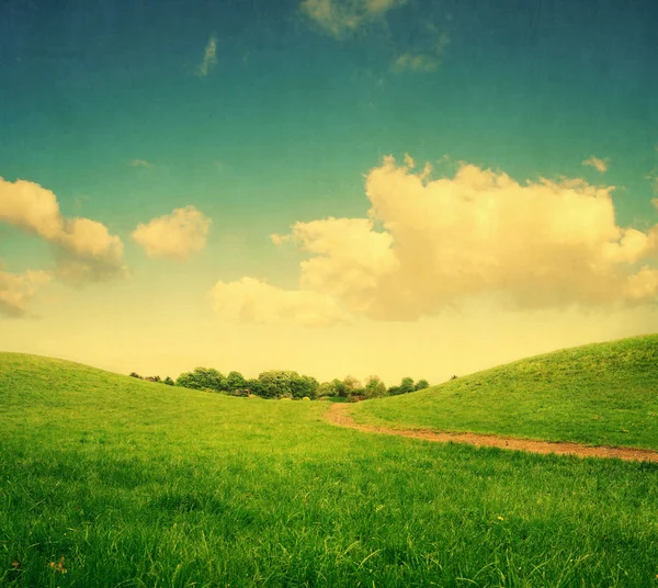 Colinas verdes e pista, paisagem com cores vintage — Fotografia de Stock