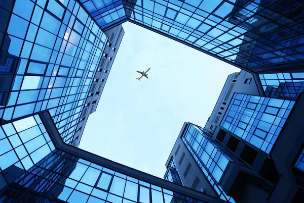 Bürogebäude als Rahmen und Himmel — Stockfoto