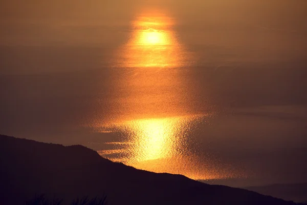 Reflexão da luz solar na água do mar na hora do nascer do sol — Fotografia de Stock