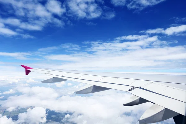 Φτερό αεροπλάνο πάνω από τα σύννεφα — Φωτογραφία Αρχείου