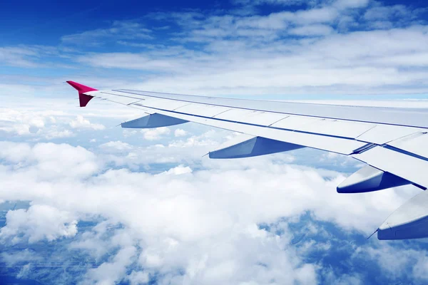 Avião voando acima das nuvens — Fotografia de Stock