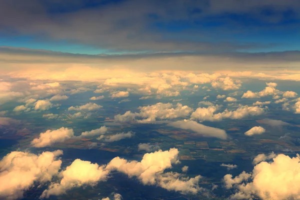 Vista desde la ventana del avión en las nubes del atardecer — Foto de Stock