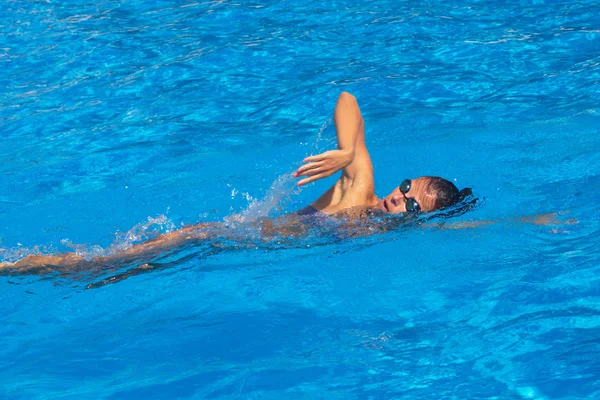 Hübsche Schwimmerin — Stockfoto