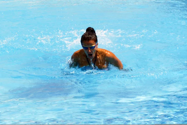 Hübsche Schwimmerin — Stockfoto