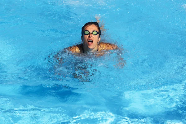 Linda nadadora femenina. — Foto de Stock