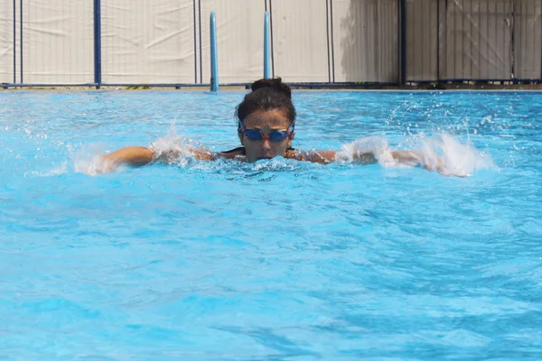 Pretty female swimmer — Stock Photo, Image