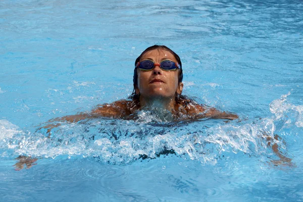 Hübsche Schwimmerin — Stockfoto