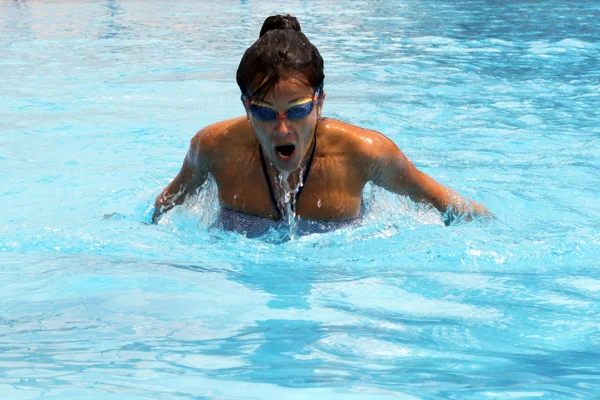 Linda nadadora femenina. —  Fotos de Stock