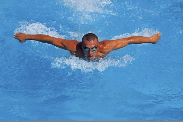 Athletischer Schwimmer — Stockfoto