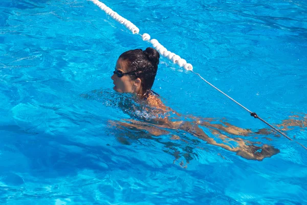 Hübsche Schwimmerin — Stockfoto