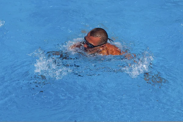 Athletischer Schwimmer — Stockfoto