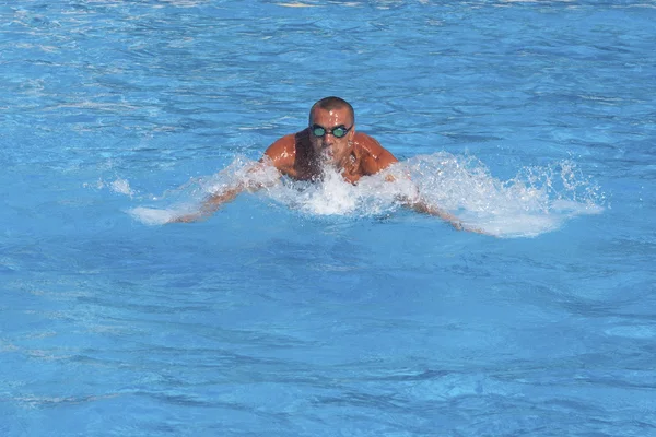 Athletischer Schwimmer — Stockfoto