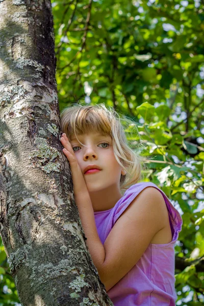 küçük kız ağaca tırmandı