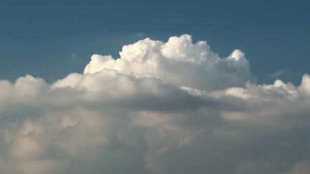 Bildung von Kumulonimbuswolken Mitte — Stockvideo
