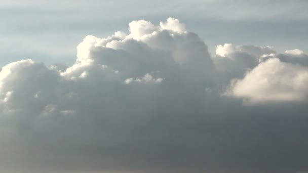 Formación de nubes cúmulos en primer plano — Vídeos de Stock