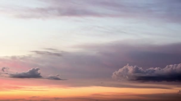 Bewegende wolken bij zonsondergang — Stockvideo