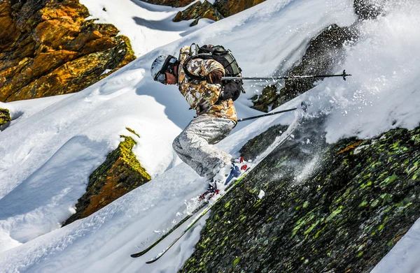 Skiër springen van een rots — Stockfoto