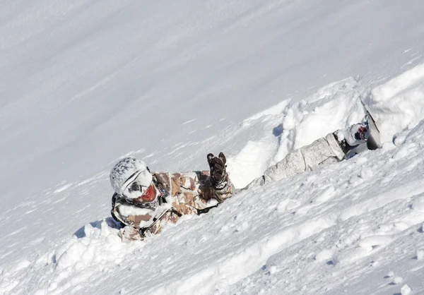 Skifahrer stürzt im Schnee — Stockfoto