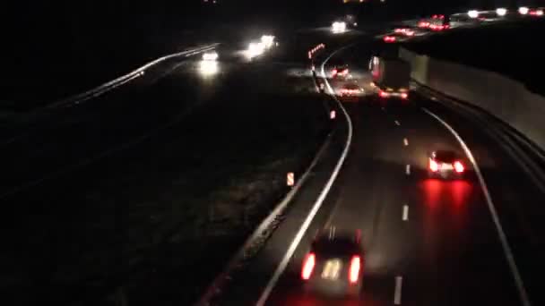 Autos leuchten in der Nacht — Stockvideo