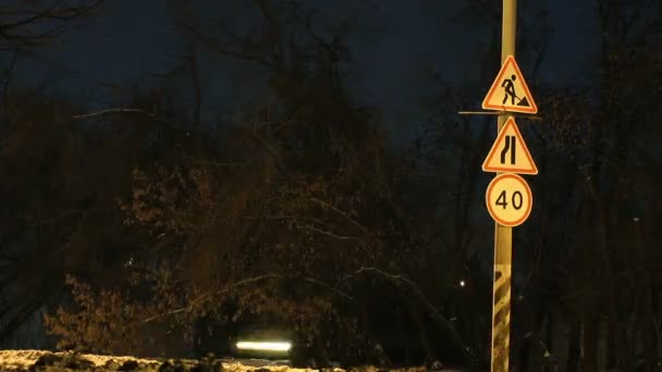 Дорожні знаки вночі — стокове відео