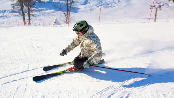 Skieur en rotation à la station de ski — Photo