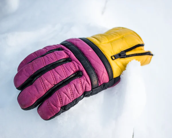 白い雪のスキー手袋 — ストック写真