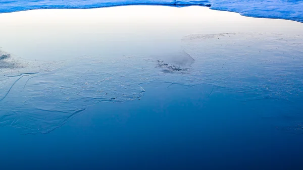 Тонкий ледяной край в голубой воде — стоковое фото