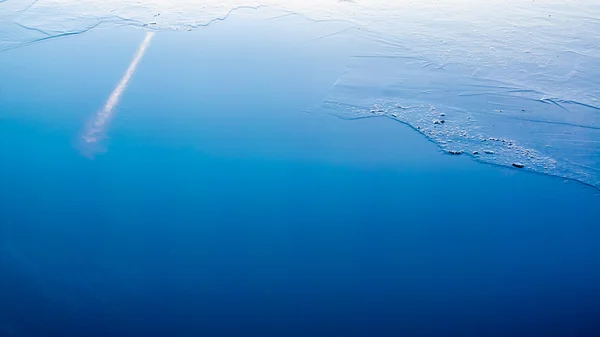 Ince buz kenar mavi su — Stok fotoğraf