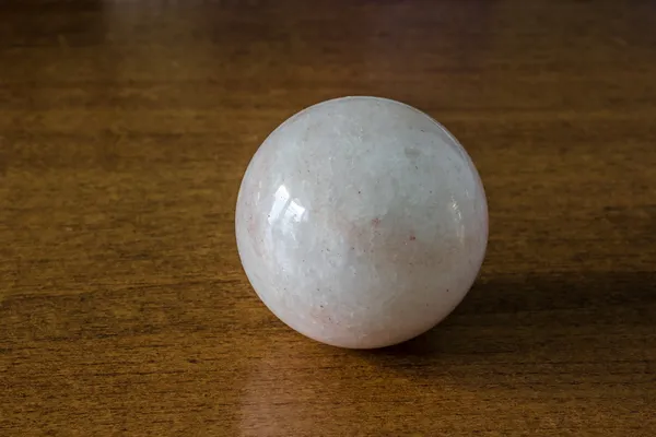 Kamień piłkę na stole — Zdjęcie stockowe