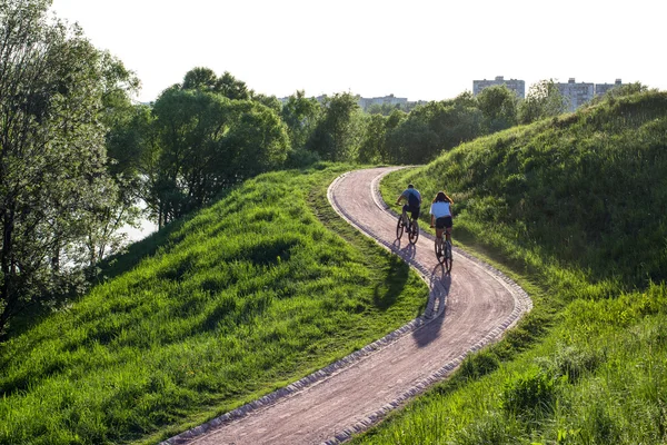 两个骑自行车的人在公园内骑自行车 — 图库照片