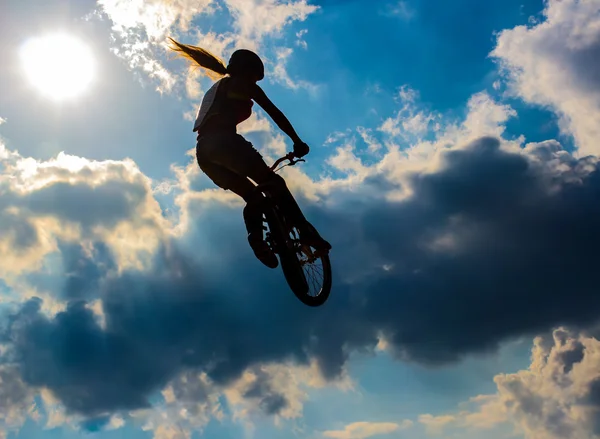 Silhouette of a cyclist on the background of sky — Stock Photo, Image
