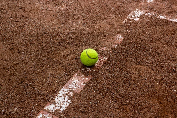 Bola de tênis em um campo vermelho — Fotografia de Stock