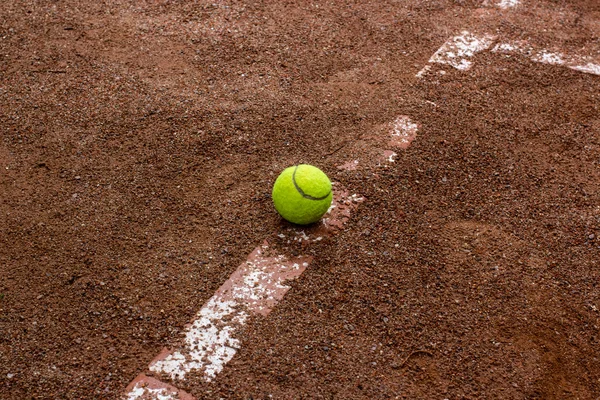 Tennisball på en rød bane stockfoto