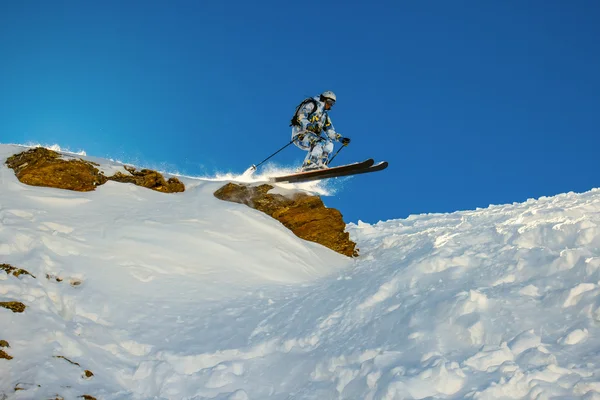 Skiër sprongen van een klif — Stockfoto