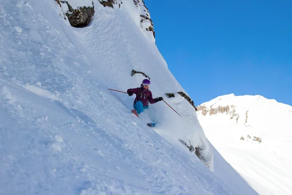 Mujer Esquí de nieve en pendiente empinada con vista a la montaña —  Fotos de Stock