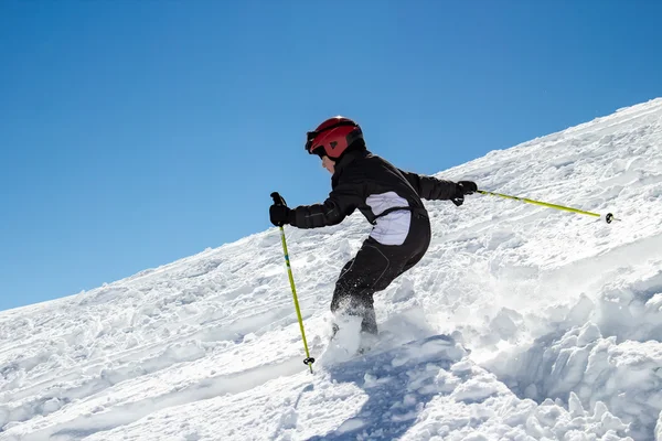 Liten pojke skidåkare i djup snö — Stockfoto