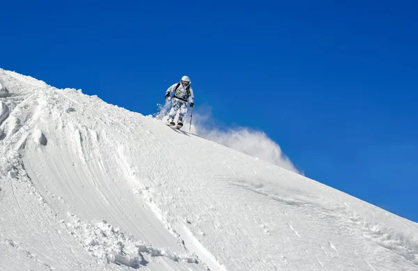 Kayakçı berrak gökyüzü arka plan üzerinde Stok Resim